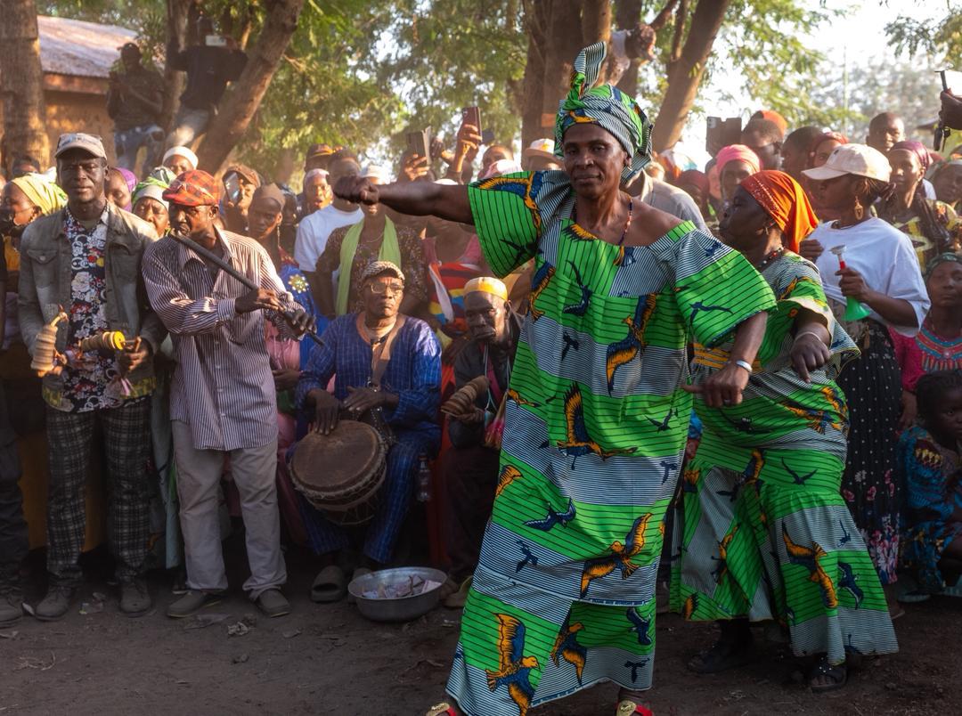 Danse traditionnelle lors d'une mobilisation citoyenne au son du djembé